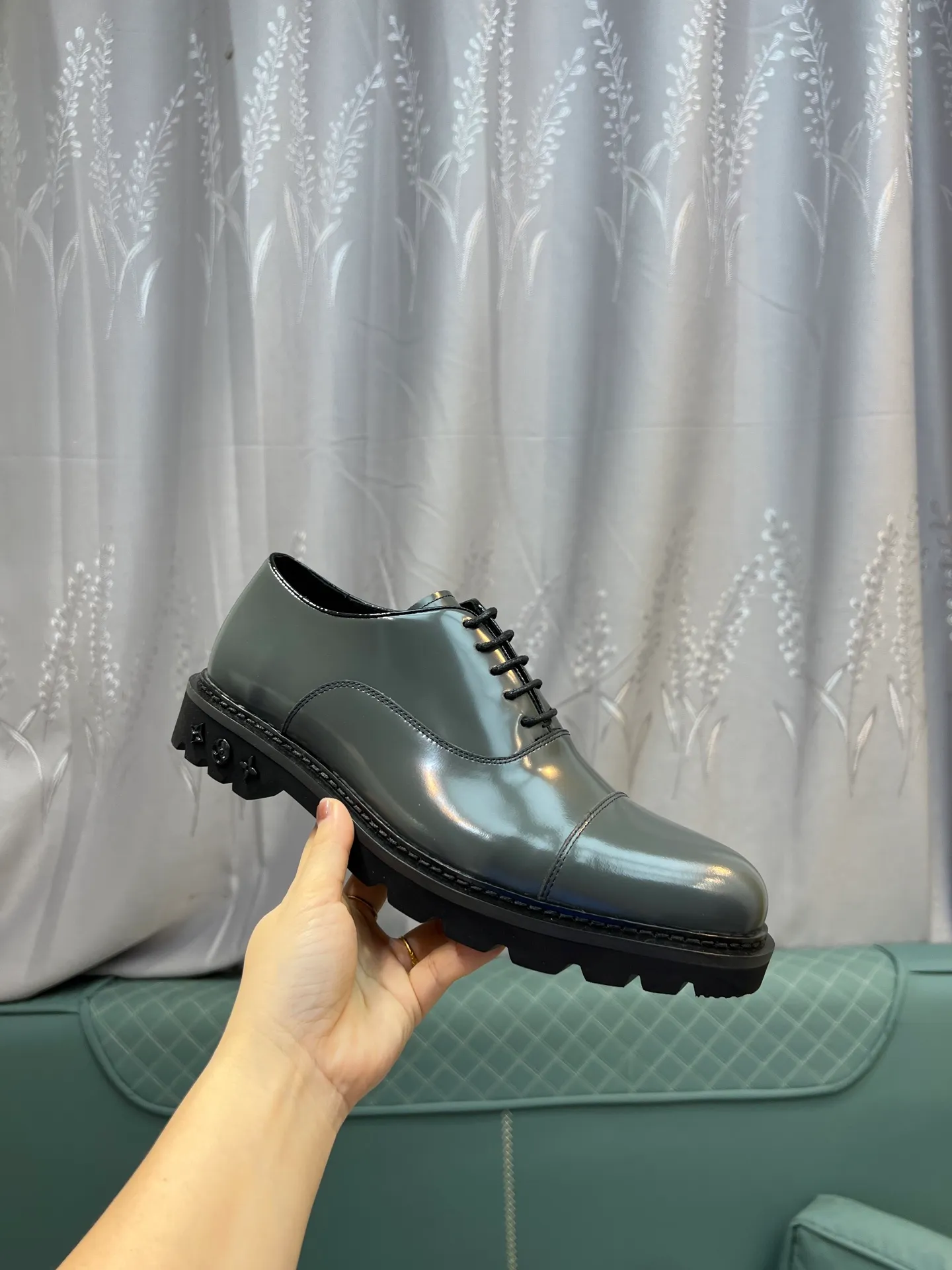 Men's shoes 💰820 [LV] - High-end quality - Upper: 🔝 tumbled cowhide, Nappa cowhide, brand logo sewn on shoe body - Lining: cowhide, foot pads; water-dyed cowhide - Outsole: TPR·rubber foam; two-color molded outsole -Super high quality control·Fine workmanship: highlighted (high-end·luxury·grade) -Size: 39-44 (38 45 can be customized)